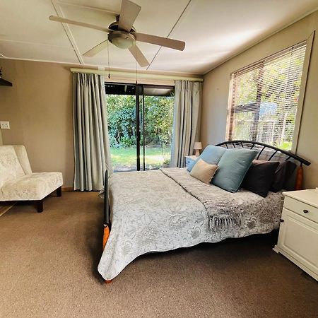 Moonriver Cottage, Prime Lagoon Views & Solar Power 克尼斯纳 外观 照片